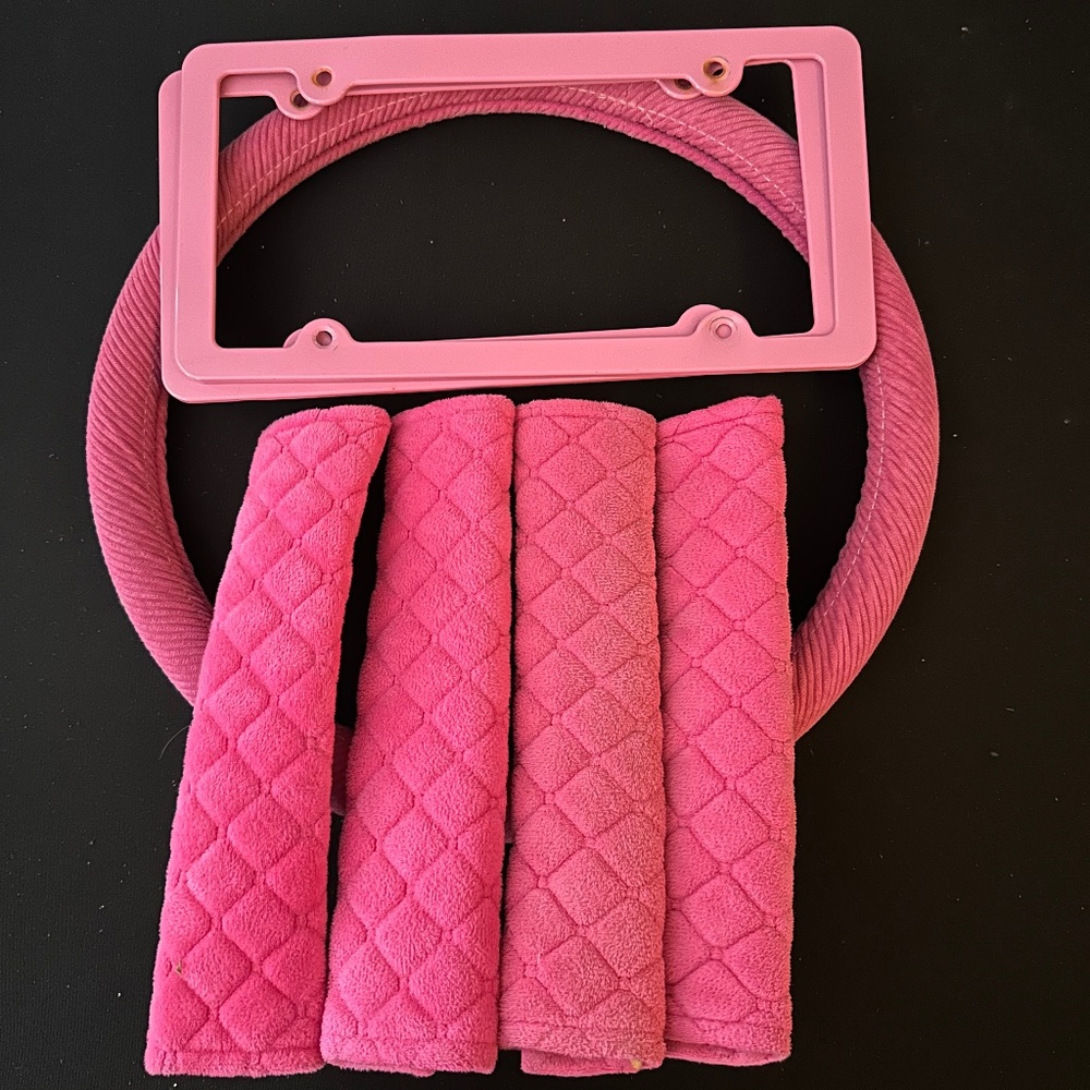 Set of steering wheel cover, seat belt covers and license plate frames, pink GUC